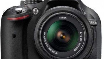 Nikon D5200 Digital SLR with 18-55mm Lens Kit [24.1 Megapixel, WiFi, Black]