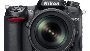 Nikon D7000 DSLR Camera with 18-105 Kit Lens