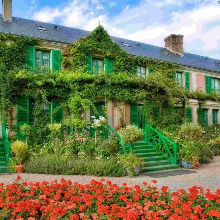 Half Day Trip Guided Tour of Giverny Monet's Gardens from Paris with transportation  Café le Champ de Mars